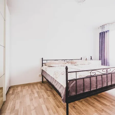아파트 With 3 Bedrooms In Laatzen With Easy Access To Messe *