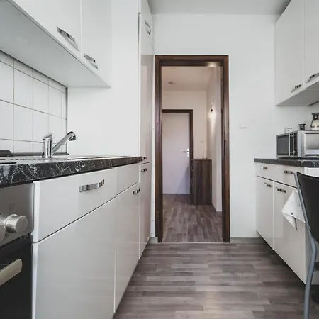 With 3 Bedrooms In Laatzen With Easy Access To Messe 아파트