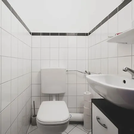 With 3 Bedrooms In Laatzen With Easy Access To Messe 아파트 *
