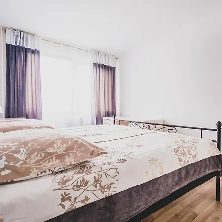 With 3 Bedrooms In Laatzen With Easy Access To Messe 아파트 하노버