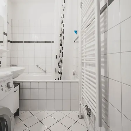 아파트 With 3 Bedrooms In Laatzen With Easy Access To Messe