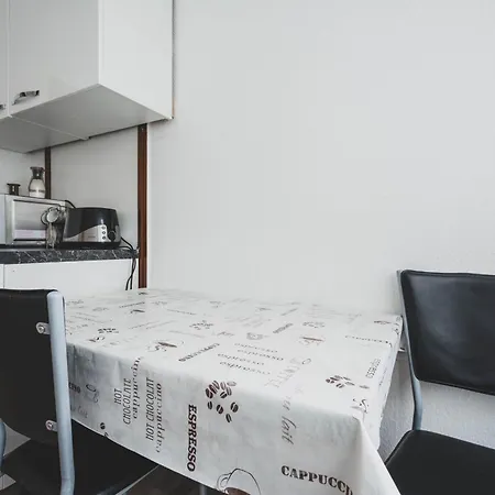 With 3 Bedrooms In Laatzen With Easy Access To Messe * 하노버
