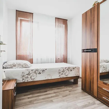 With 3 Bedrooms In Laatzen With Easy Access To Messe 아파트